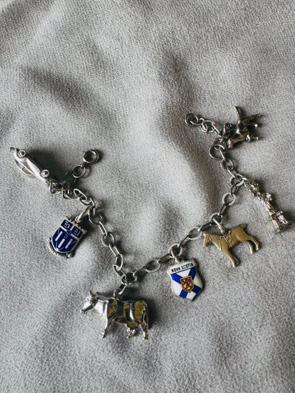 Vintage 925 Sterling Silver Charm Bracelet w/ 6 Sterling Silver Charms - Picture 5 of 12